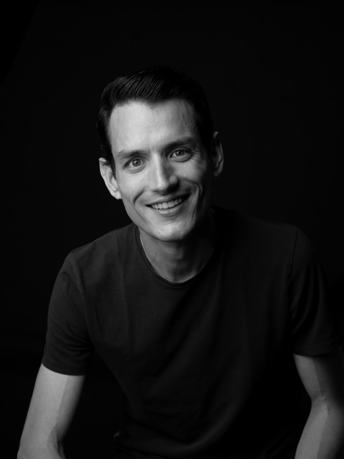 Retrato en blanco y negro de Sebastián Delsalto, fundador de Daleki Global
